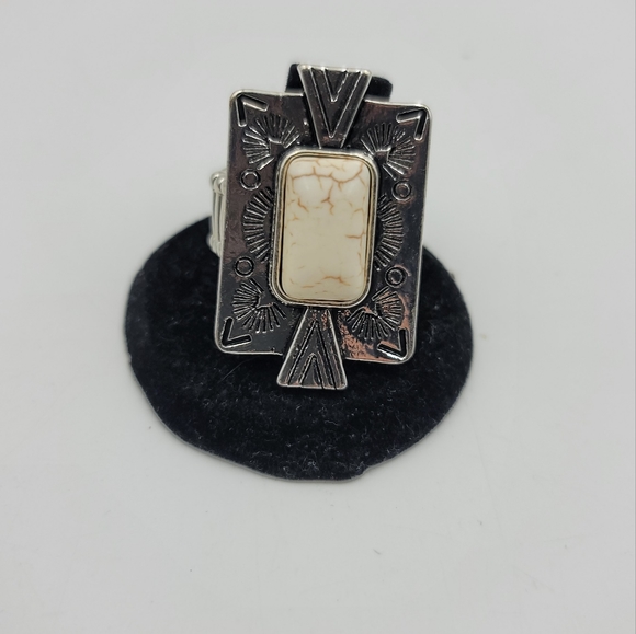 Paparazzi So Smithsonian white rhinestone ring - Picture 3 of 5